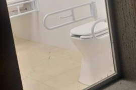 Sin privacidad: baño público con ventanal