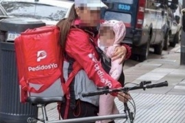 La historia detrás de la foto viral de la mamá de PedidosYa y su bebé