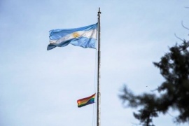 Referente político en contra de izar la bandera LGBT con la nacional