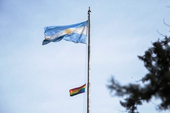 La bandera del orgullo gay y la de Argentina en el Colegio Normal 1, en Rosario.