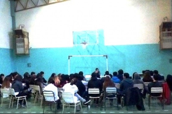 En 2009 el Hogar de Cristo en Río Gallegos trabajó con especialistas en adicciones y educación,
