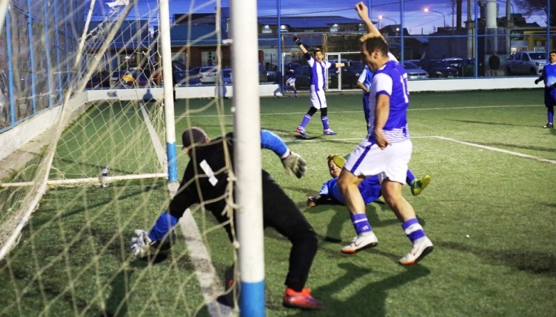 El 1 no pudo impedir que el balón ingrese.