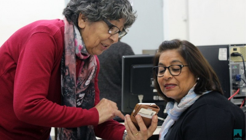 Adultos mayores realizan talleres en la UNPA. 