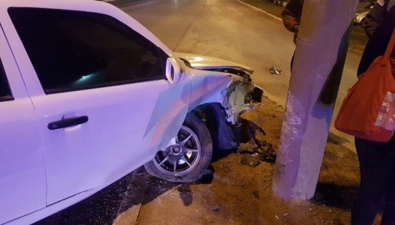 Colisionó contra un alumbrado público. 