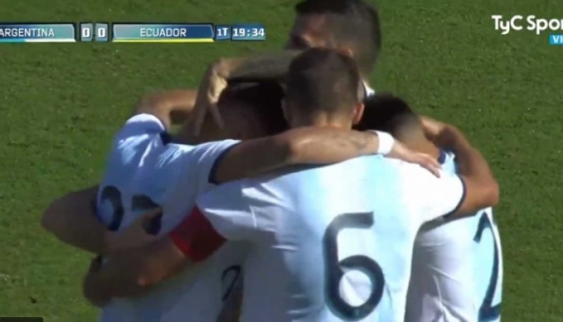 Abrazo del primer gol. 