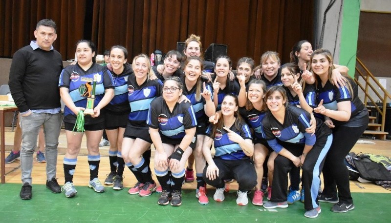 Algunas de las campeonas con su trofeo.