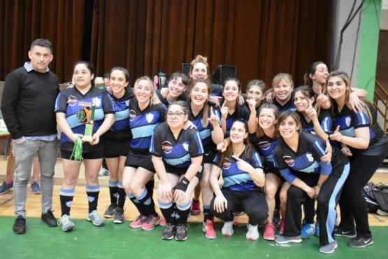 Algunas de las campeonas con su trofeo.