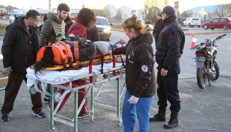 La mujer fue inmovilizada y trasladada al nosocomio local. (Foto: C.G.)