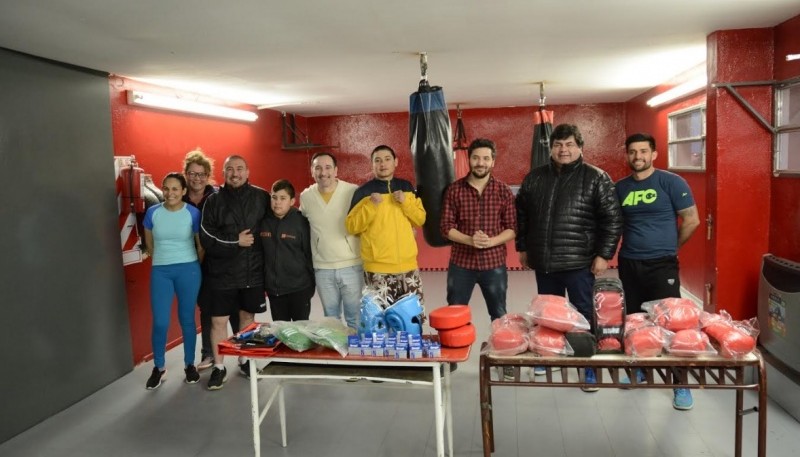 Entrega de instrumentos de boxeo. 