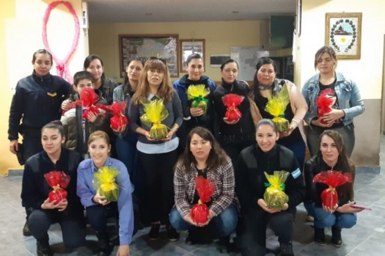 Cadetes con su regalo. 