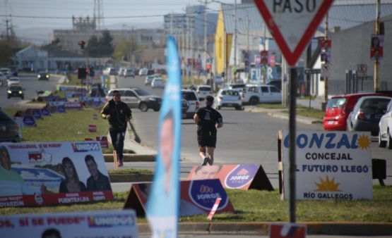 La Avenida Gregores, llena de cartelería. (C.G)