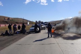 Trabajadores de YCRT cortan la ruta complementaria 20