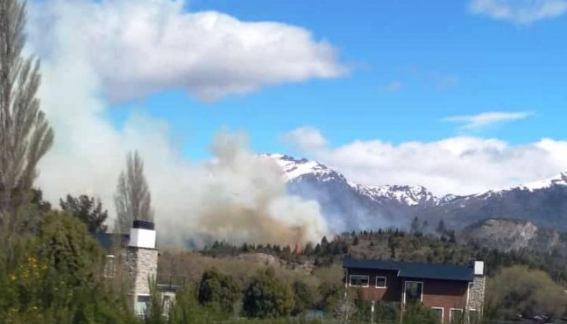 El incendio fue frente a las torres.