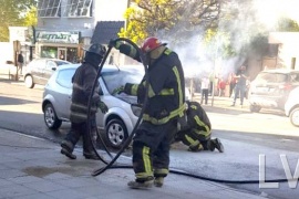 Bomberos sofocaron un incendio en un auto