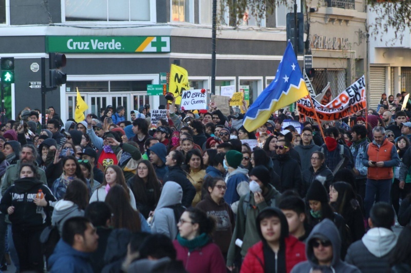 Cinco mil personas se manifiestan en la tarde. (El Magallánico) 