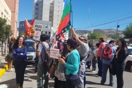 Realizan protesta frente al consulado de Chile