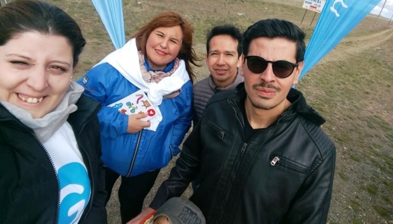 David Catrihuala junto a parte del equipo con el que viene trabajando.