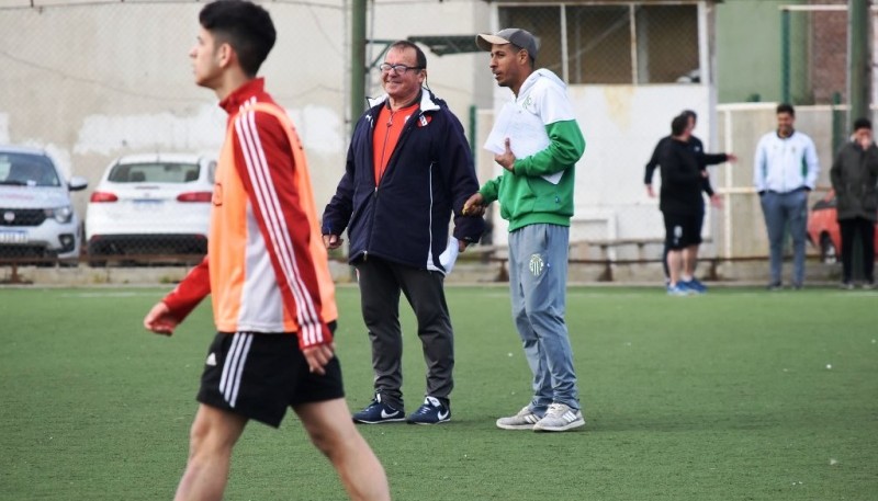 Los chicos ya prueban suerte para el “Rojo”.