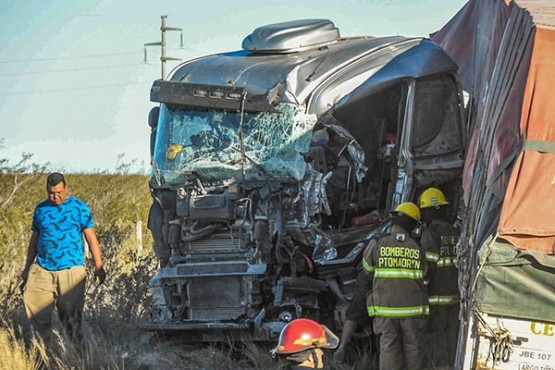 El siniestro vehicular sucedió a 40 kilómetros al norte de Puerto Madryn, camino a Arroyo Verde.