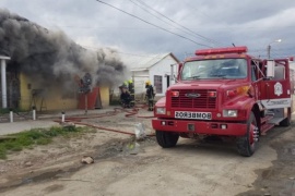 Incendio en una vivienda: Dotación de bomberos intenta sofocarlo