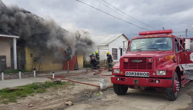 A pesar de los esfuerzos no lograron sofocar el siniestro a tiempo. (Foto: C.G.)