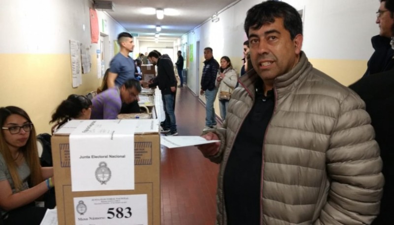 José Chacón realiza su votación (Foto C.G.)
