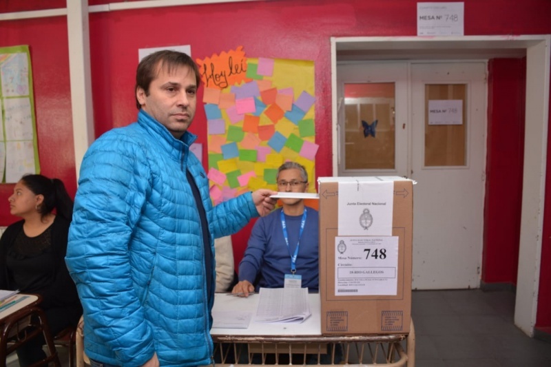 Roquel emitiendo su voto. (C.R)