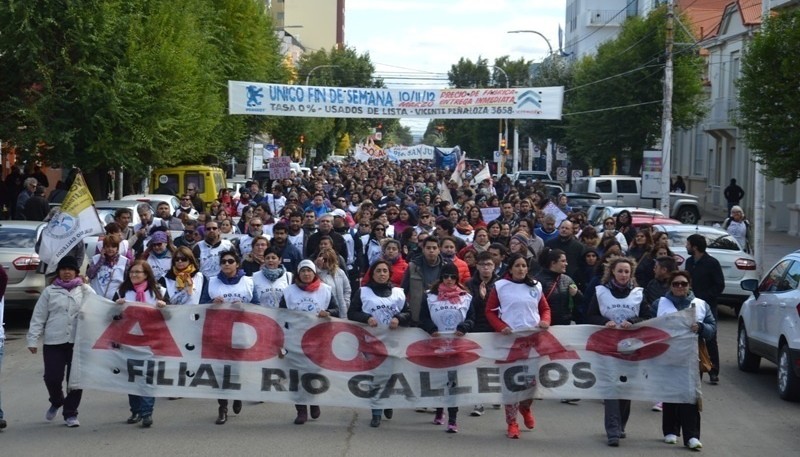ADOSAC marchando en Río Gallegos (foto archivo).