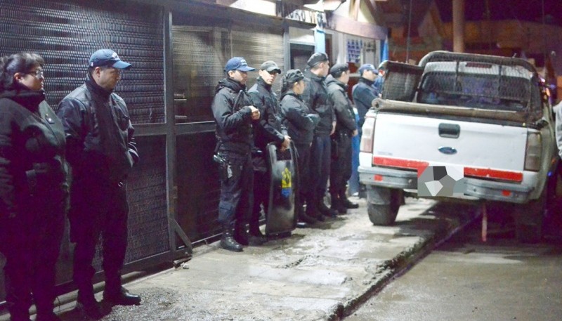 Las personas presentes en la casa rompieron las ventanas y pintaron violador en las paredes. (Fotos: .M.G.)