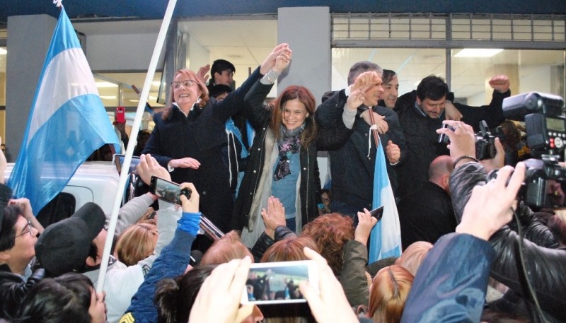 El Frente de Todos celebrando en el Comando. 