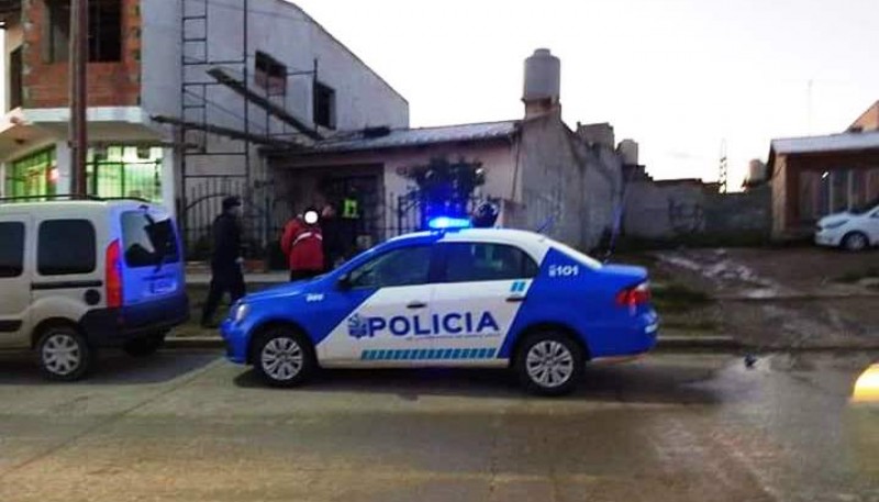 Los efectivos policiales en el lugar del allanamiento.