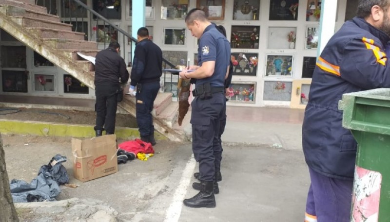 Efectivos policiales trabajando en el Cementerio (Foto: C.Robledo).