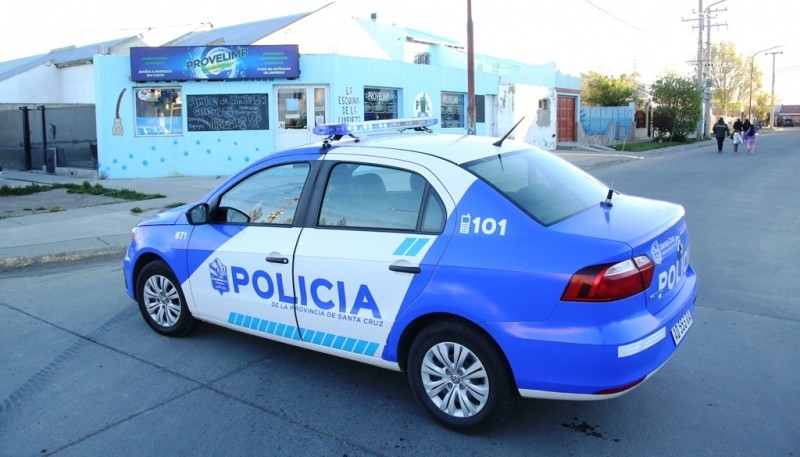 Policía en el lugar del choque.