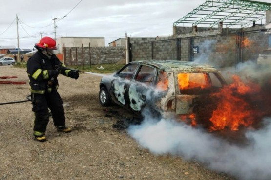 Bomberos apagando las llamas sobre el Chevrolet Corsa (Foto: C. González).