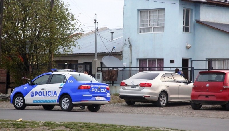 La policía trabajó en la casa donde fue encontrada la mujer. (Foto: C.G.)