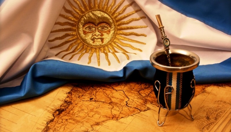La bandera argentina y el mate.