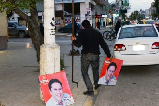 Comenzó la remoción de carteles de Jorge Cruz 