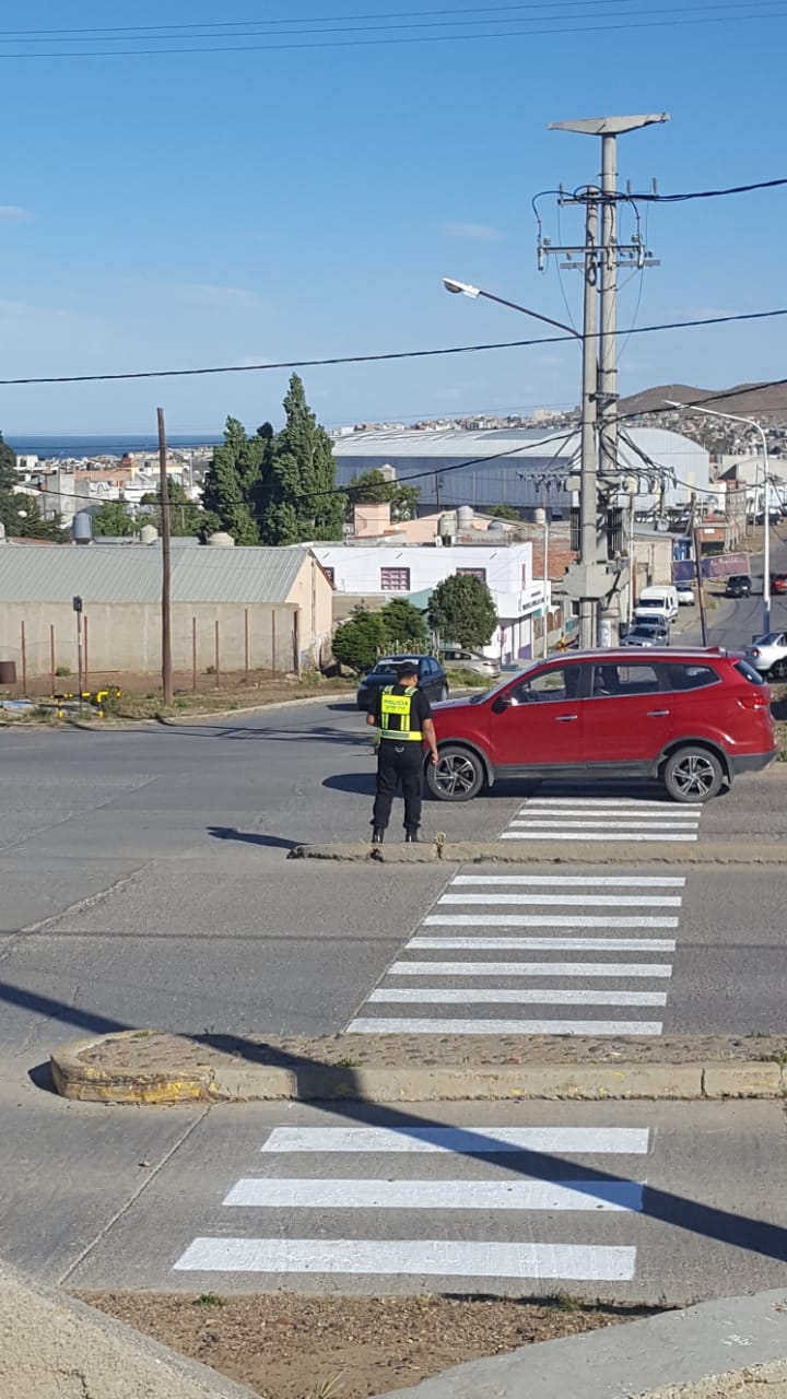 Cartel recién colado por los efectivos.