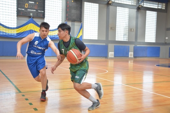 Acción en la liga de basquet riogalleguense. 
