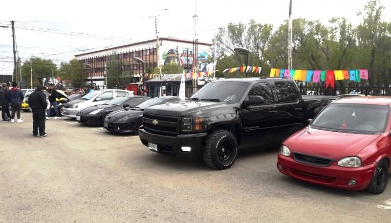 El estacionamiento se colmó de autos y motos.