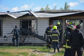 Voraz incendio en una vivienda del barrio Los Álamos