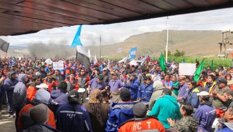 Los trabajadores pidieron les paguen lo adeudado.