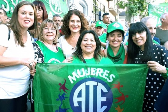 Alba Curaqueo (en el centro), ayer en asunción de autoridades de ATE.