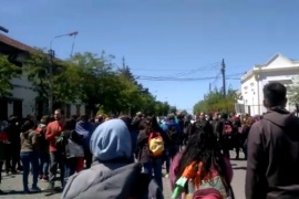Gases lacrimógenos y detención de dirigente en la marcha docente