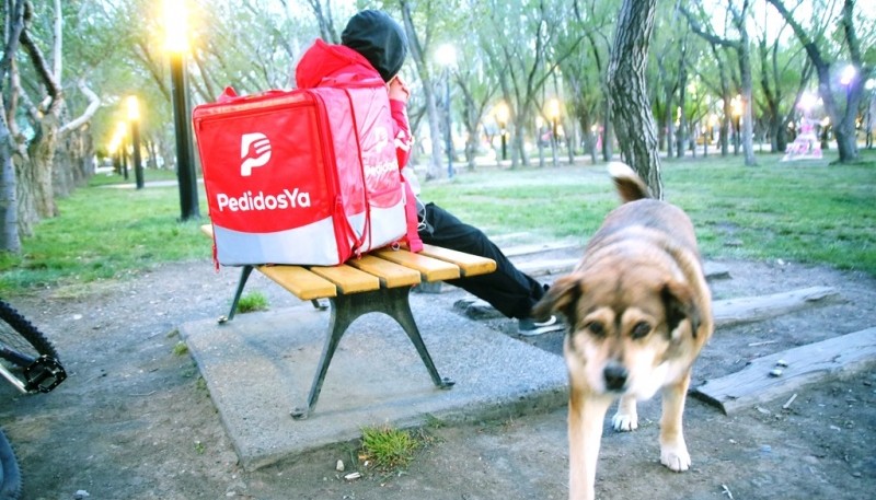 Trabajador de PedidosYa en Plaza San Martín (foto archivo).