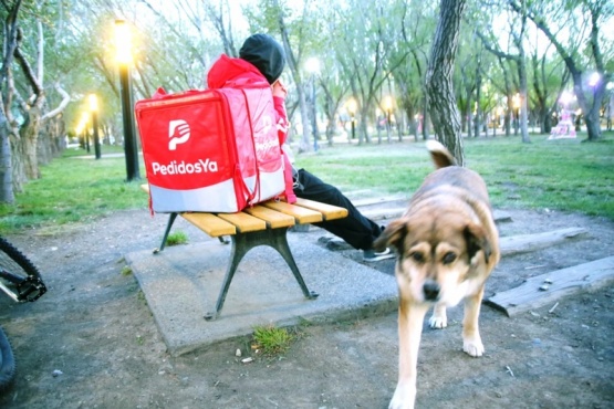 Trabajador de PedidosYa en Plaza San Martín (foto archivo).