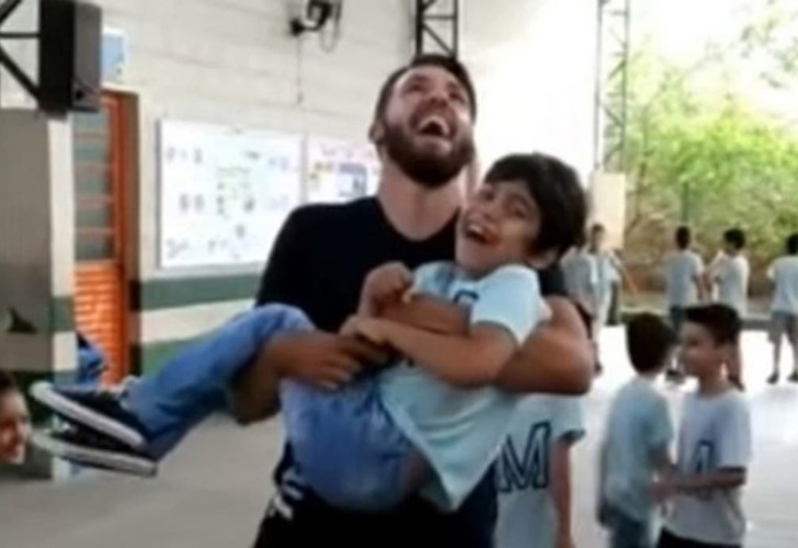 Captura de pantalla. La alegría del nene y su profesor quedó plasmada en un video.
