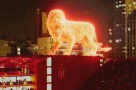 El impresionante “león de fuego” que apareció en la fiesta de Estudiantes