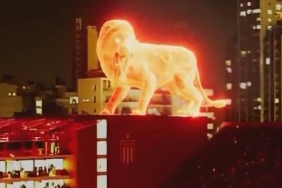 El león de fuego sobre el estadio 