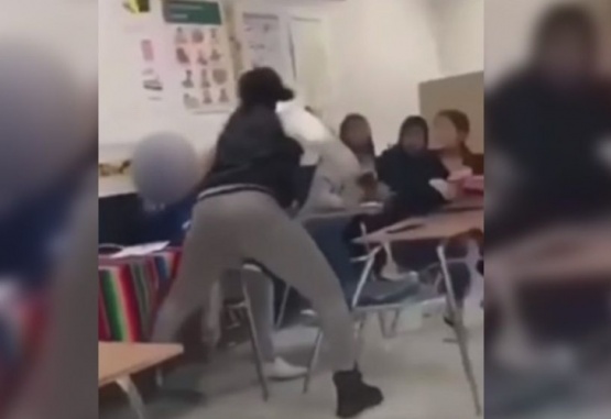 Una maestra golpeó ferozmente a una alumna en plena clase